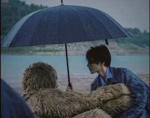 王俊凯撑伞雨中漫步胶片写真图片_3