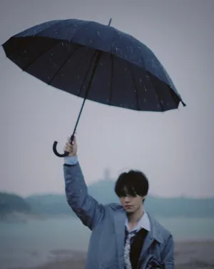 王俊凯撑伞雨中漫步胶片写真图片_4
