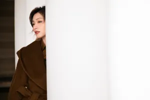 万茜驼色泰迪熊大衣写真图片_2