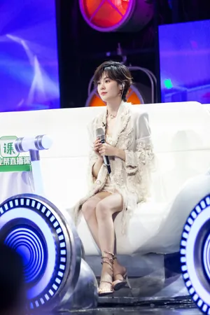 郁可唯甜美朦胧写真图片_8