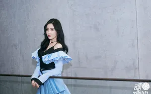 王艺瑾蓝黑拼接露肩裙性感写真_1