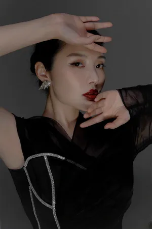 徐冬冬黑纱红唇性感写真图片