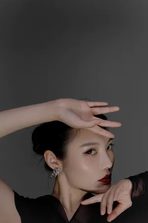 徐冬冬黑纱红唇性感写真图片_2