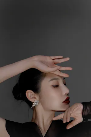 徐冬冬黑纱红唇性感写真图片_3