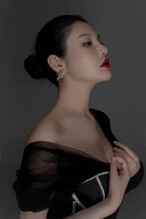 徐冬冬黑纱红唇性感写真图片_4