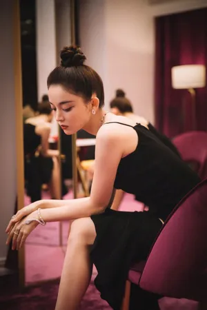 古力娜扎吊带黑裙性感活动图片_1