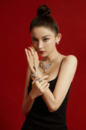 古力娜扎吊带黑裙性感活动图片_3