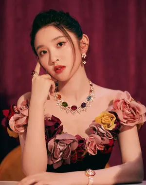 唐艺昕花朵一字肩黑裙优雅写真图片
