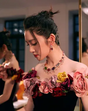 唐艺昕花朵一字肩黑裙优雅写真图片_2