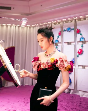 唐艺昕花朵一字肩黑裙优雅写真图片_5