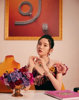 唐艺昕花朵一字肩黑裙优雅写真图片_7