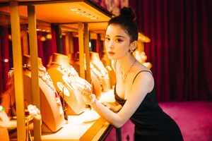 古力娜扎黑色鱼尾缎面裙优雅写真图片