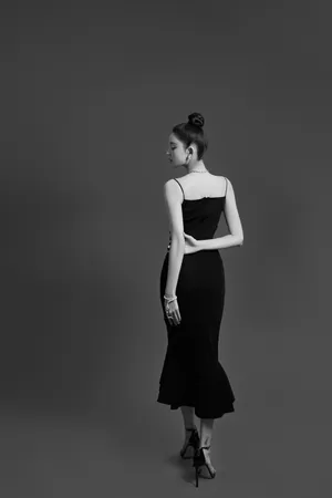 古力娜扎黑色鱼尾缎面裙优雅写真图片_4