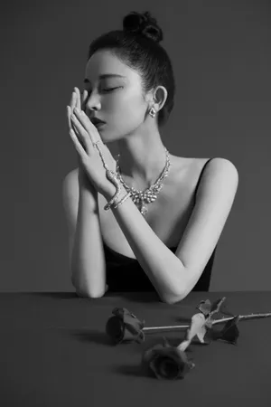 古力娜扎黑色鱼尾缎面裙优雅写真图片_7