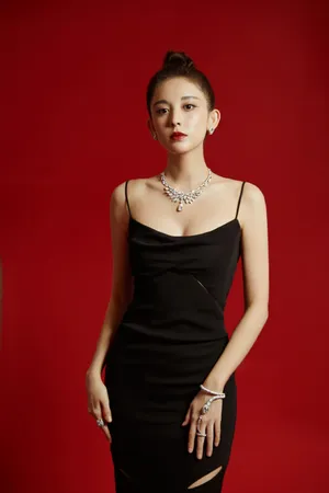 古力娜扎黑色鱼尾缎面裙优雅写真图片_9