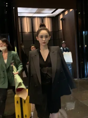 娜扎丸子头黑色鱼尾裙优雅迷人现场照图片