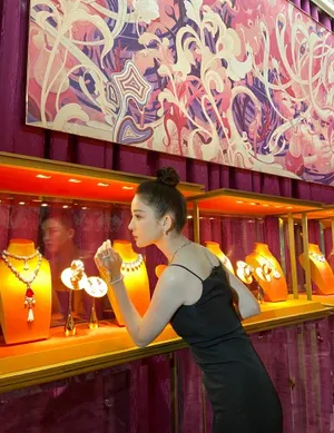 娜扎丸子头黑色鱼尾裙优雅迷人现场照图片