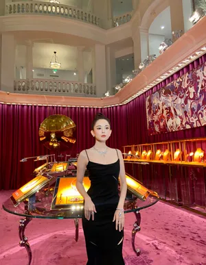 娜扎丸子头黑色鱼尾裙优雅迷人现场照图片_3