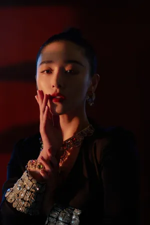 阚清子深V高开叉长裙霸气性感写真图片_5