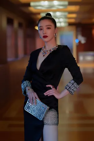 阚清子深V高开叉长裙霸气性感写真图片_8