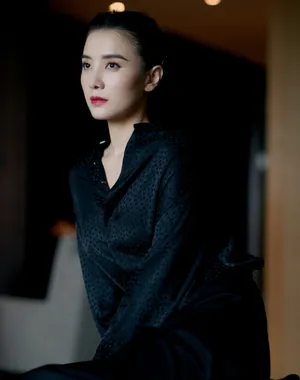 宋佳黑裙优雅知性写真图片