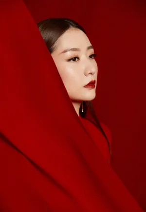 白冰红裙性感美艳写真图片