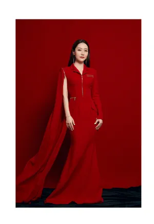 白冰红裙性感美艳写真图片_3