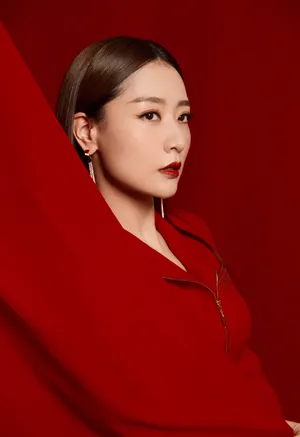 白冰红裙性感美艳写真图片_4