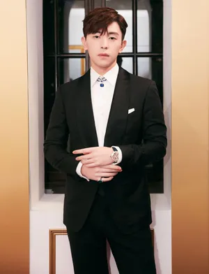 邓伦黑色西服绅士帅气写真图片