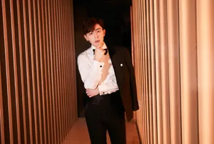 邓伦黑色西服绅士帅气写真图片_4