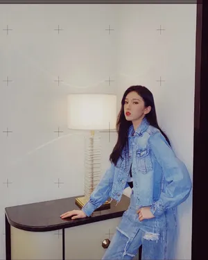 刘令姿牛仔套装甜酷写真图片