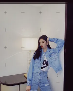 刘令姿牛仔套装甜酷写真图片_3