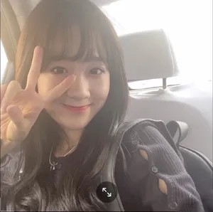 李子璇长发私服俏皮自拍照图片
