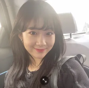 李子璇长发私服俏皮自拍照图片_2