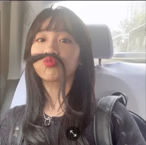 李子璇长发私服俏皮自拍照图片_3