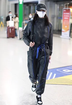 钟楚曦黑色皮衣帅气机场照图片_3