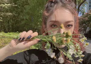 希林娜依·高私服举花自拍照图片