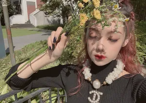 希林娜依·高私服举花自拍照图片_1