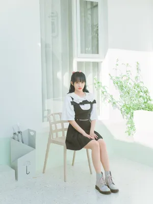 程潇甜美俏皮居家写真图片