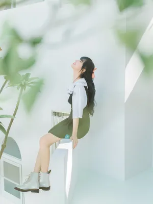 程潇甜美俏皮居家写真图片