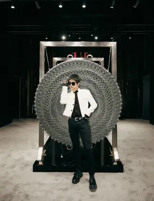 华晨宇复古简约黑白配帅气写真_3