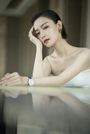 倪妮抹胸吊带迷人性感写真