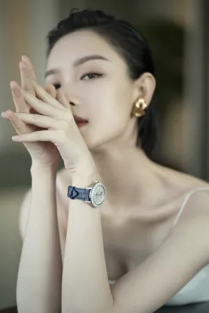 倪妮抹胸吊带迷人性感写真_2