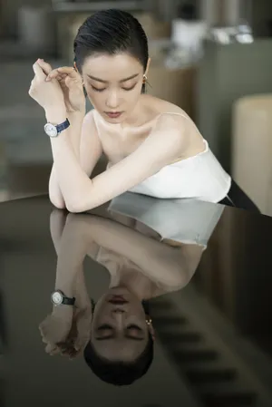倪妮抹胸吊带迷人性感写真_5