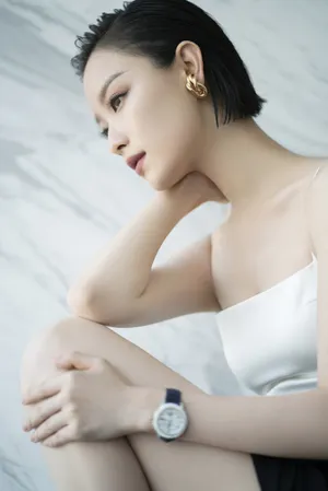 倪妮抹胸吊带迷人性感写真_6