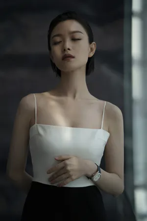 倪妮抹胸吊带迷人性感写真_7