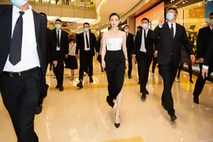 倪妮抹胸吊带迷人性感写真_22