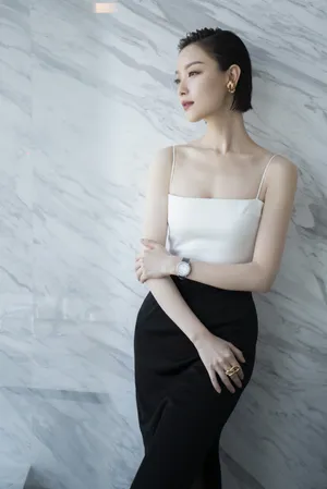 倪妮抹胸吊带迷人性感写真_23