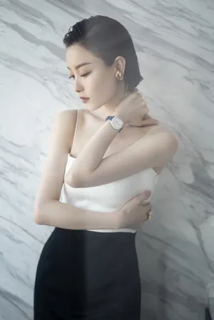 倪妮抹胸吊带迷人性感写真_25