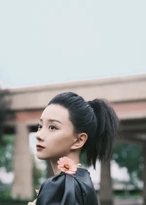 卜冠今小黑裙时尚利落写真图片_3